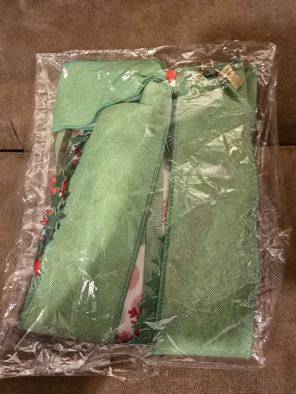 Green Red White Holiday Bow Door Hanger. NWT.